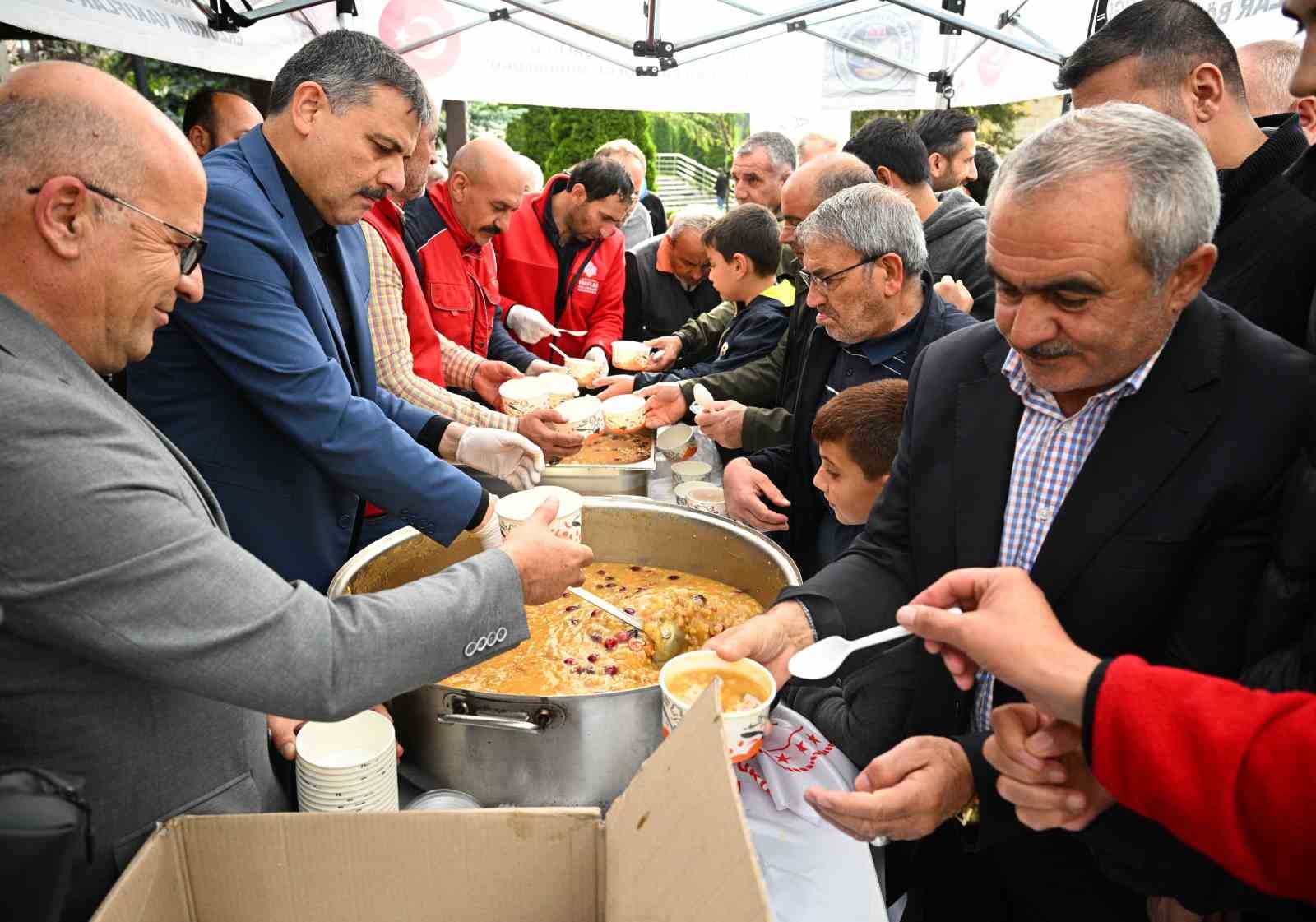 Vali Çiftçi vatandaşlara aşure dağıttı