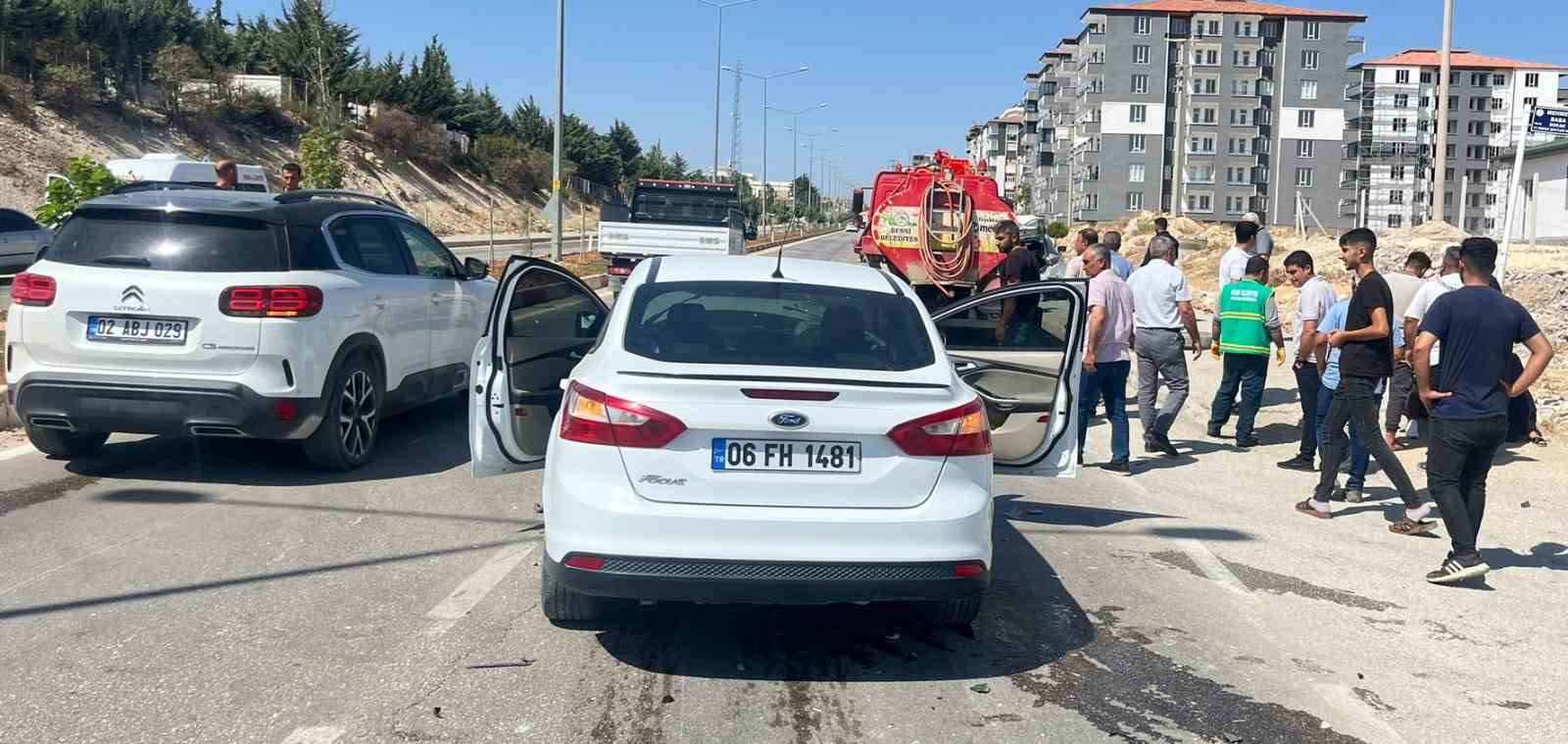 Adıyaman’da iki otomobil çarpıştı: 2 yaralı