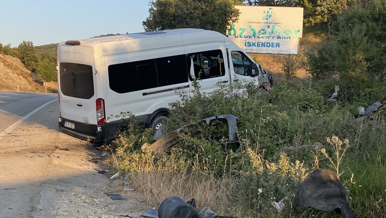 Minibüsle çarpışan otomobil ikiye bölündü: 11 yaralı