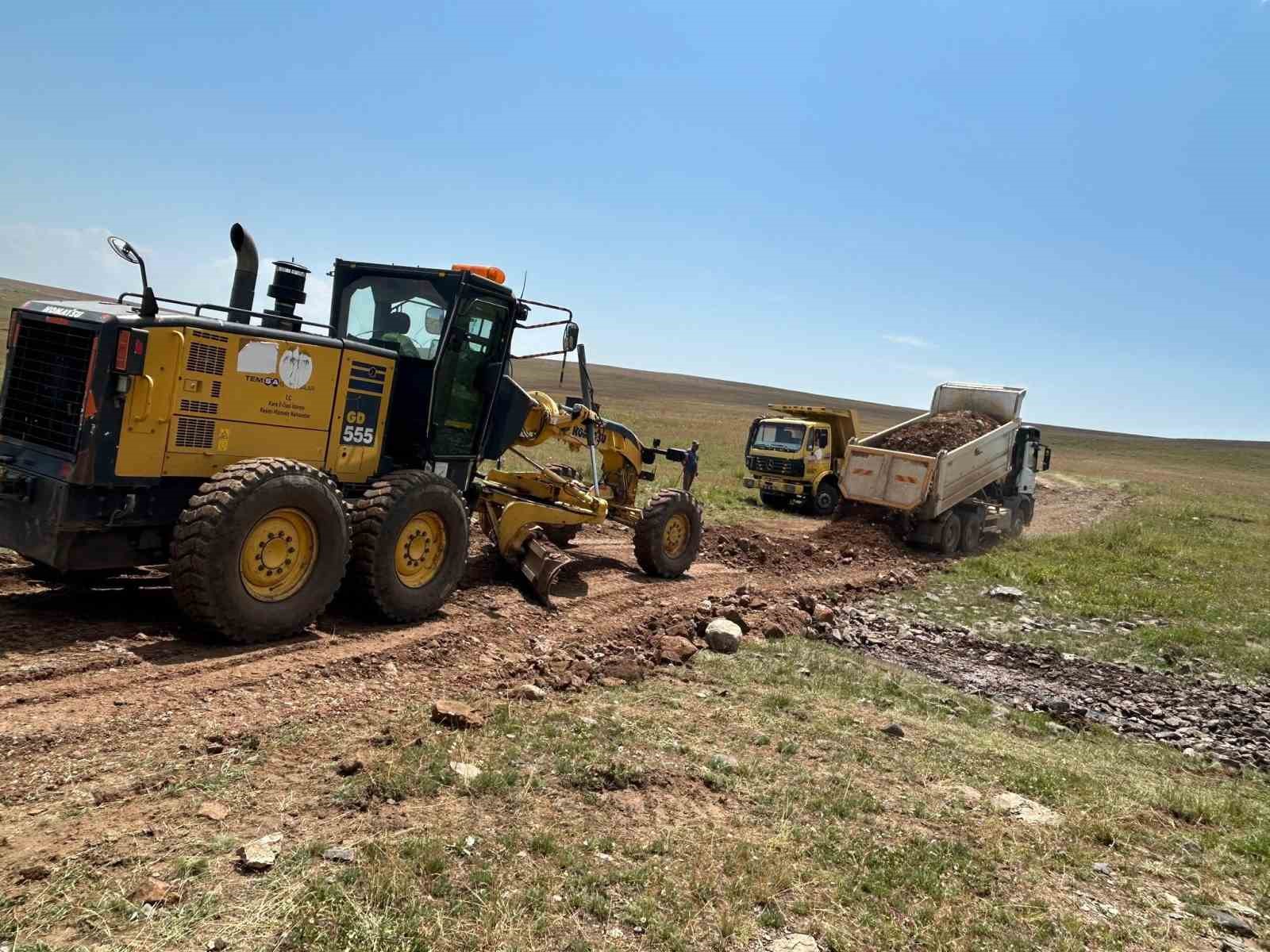 Kars’ta yayla yolları yapımı sürüyor