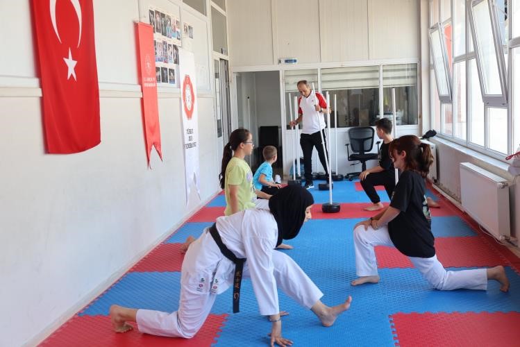 Bilecik’te yaz spor okullarında karate heyecanı sürüyor