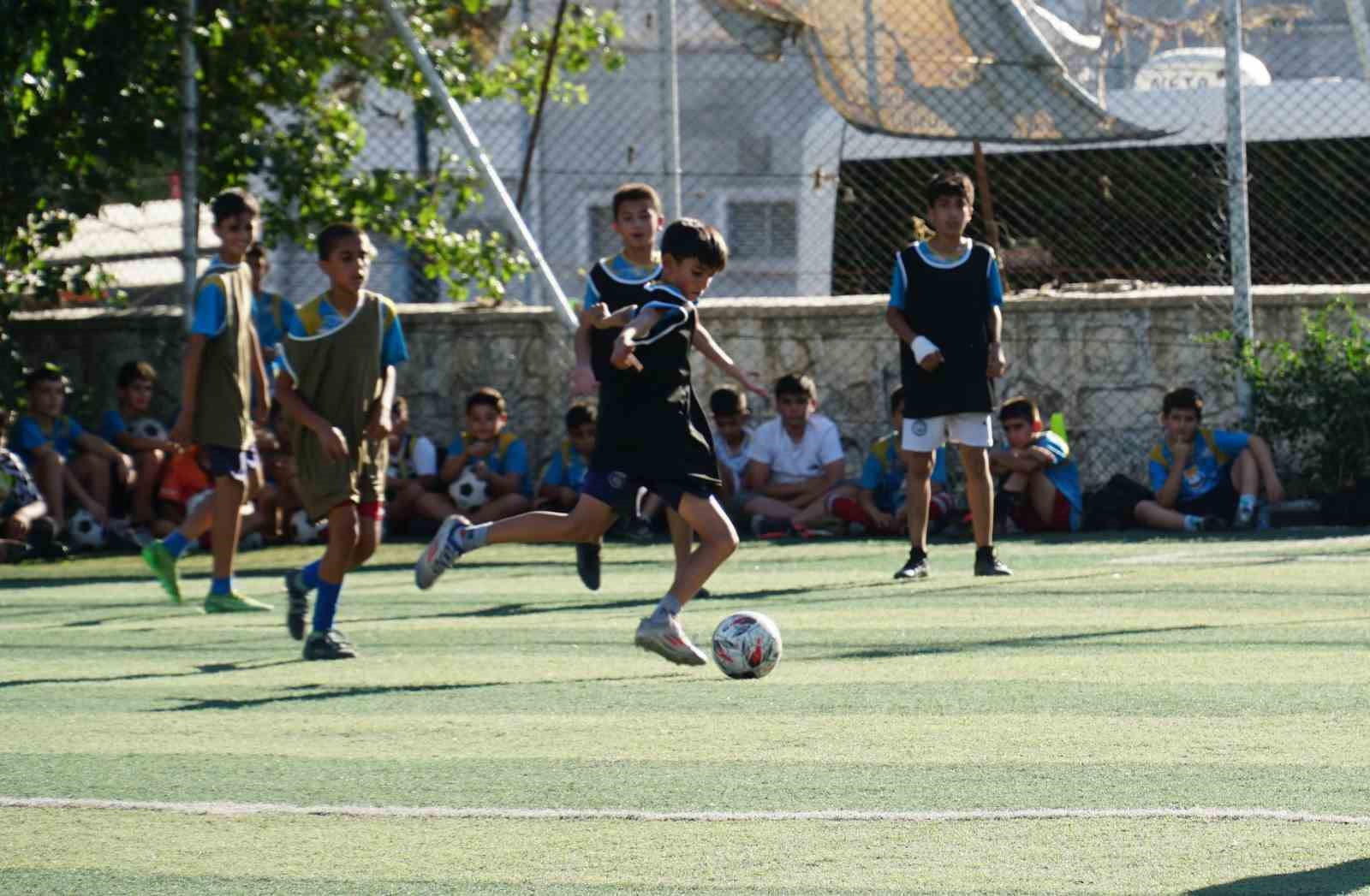 Yaz futbol kursu çocukların gözdesi oldu
