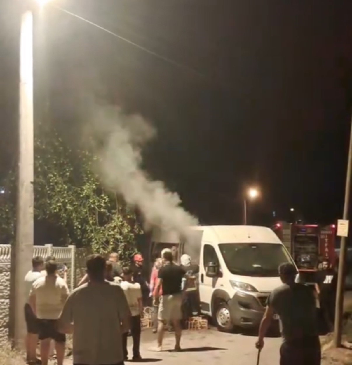 Mangal kömürü yüklü minibüste yangın