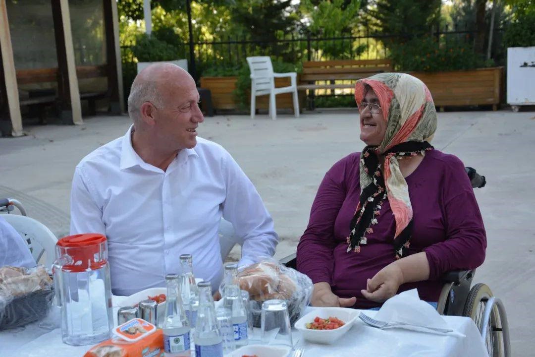 Başkan Kumral huzurevi sakinleri ile aynı sofrada buluştu