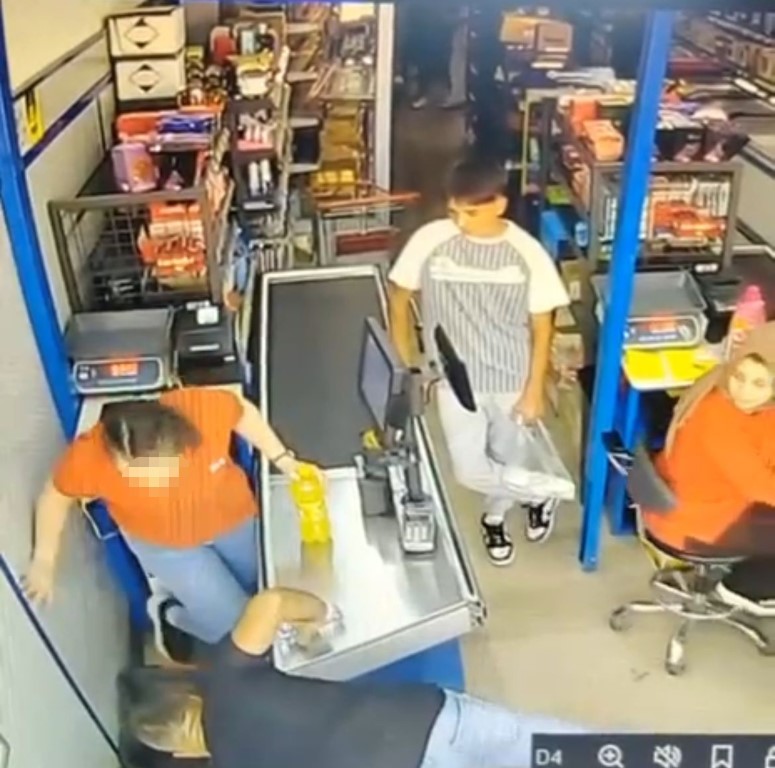 Marketin kadın kasiyerine yumruklu saldırı kamerada