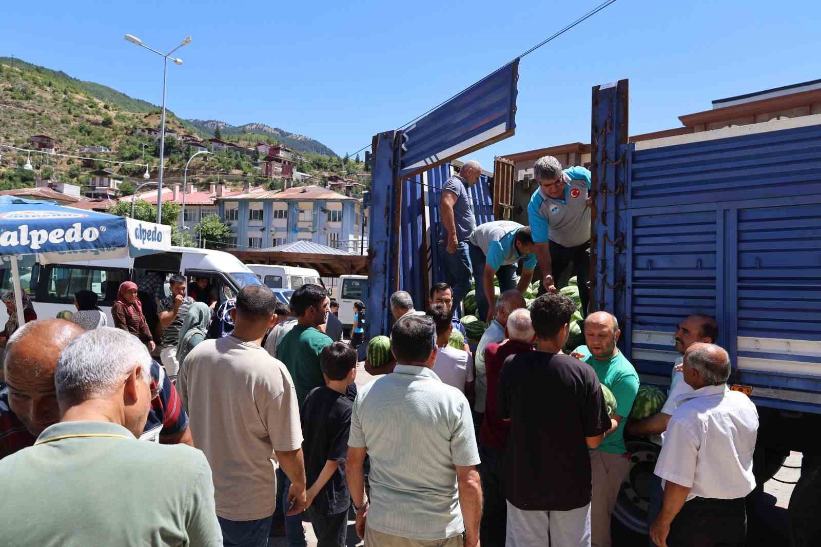 20 ton karpuz ücretsiz dağıtıldı