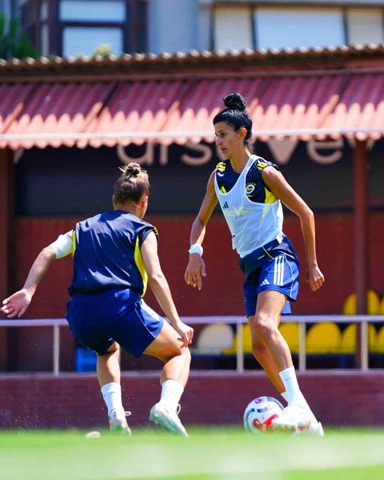Fenerbahçe Kadın Futbol Takımı, yeni sezon hazırlıklarına başladı