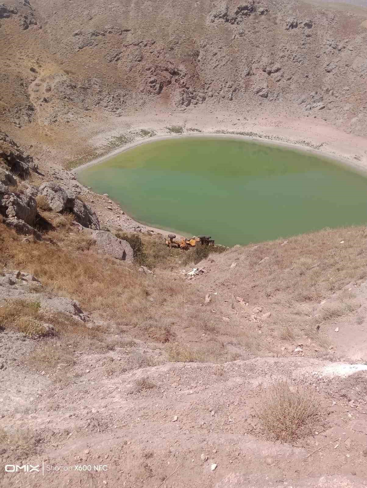 El freni çekilmeyen greyderin sürüklediği otomobil uçuruma yuvarlandı: 1 ölü, 1 yaralı