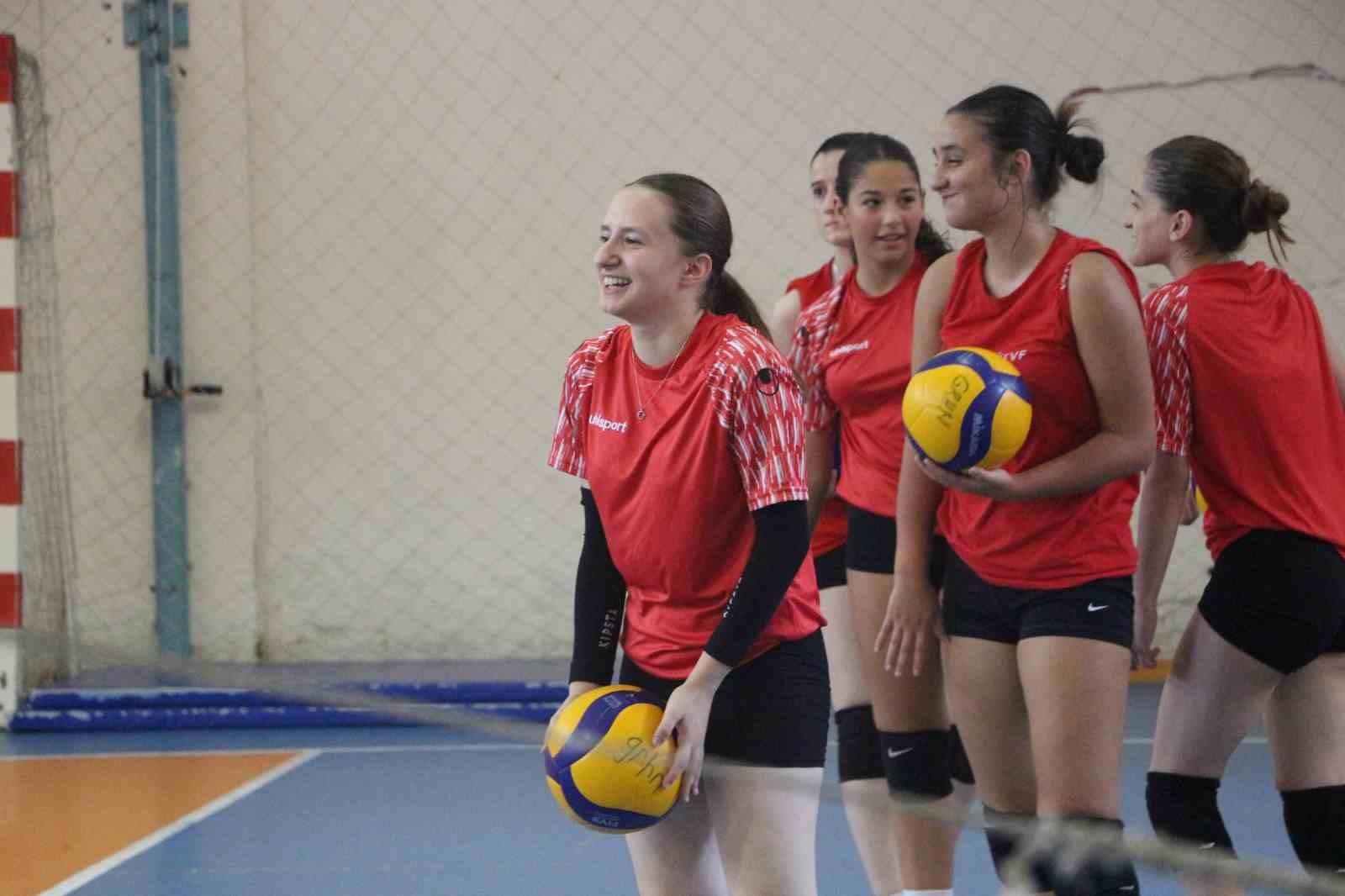 Rize’nin yıldız kızları yarı finale hazırlanıyor