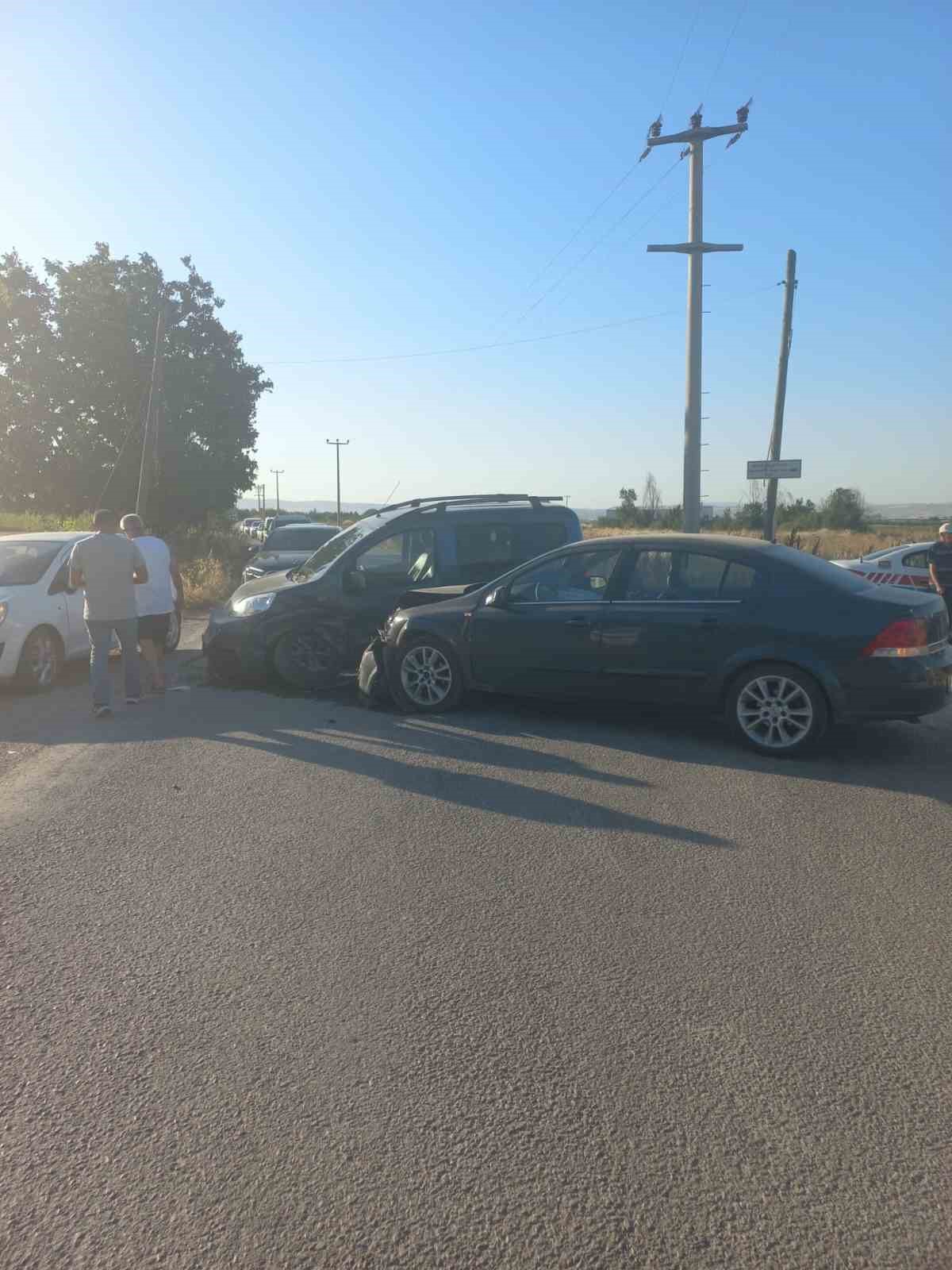 Bursa’da hafif ticari araç ile otomobil çarpıştı; 1’i çocuk 2 kişi yaralandı