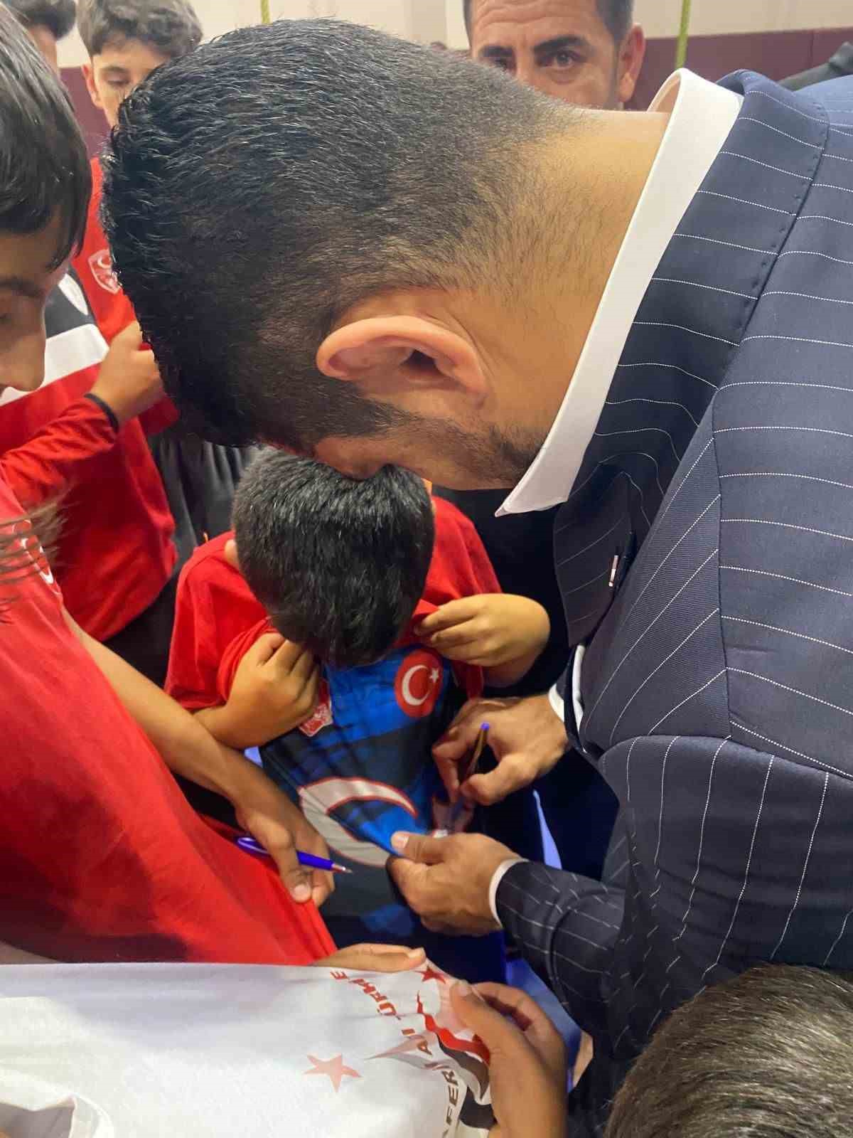 Türkiye Güreş Federasyonu Başkanı Taha Akgül, Van Valisi Ozan Balcı’yı ziyaret etti
