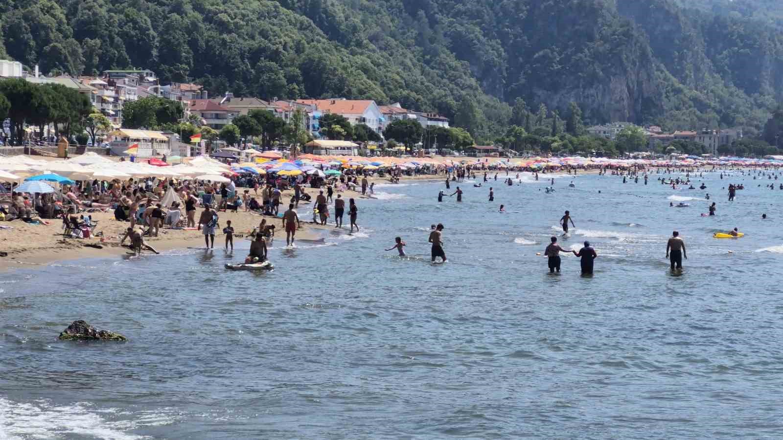 Bunaltan sıcaklarda tatil köyleri ve plajlar doldu taştı