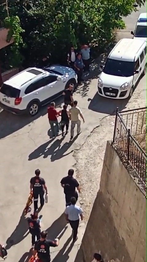 Polise yakalanmamak için girdiği bacada sıkıştı