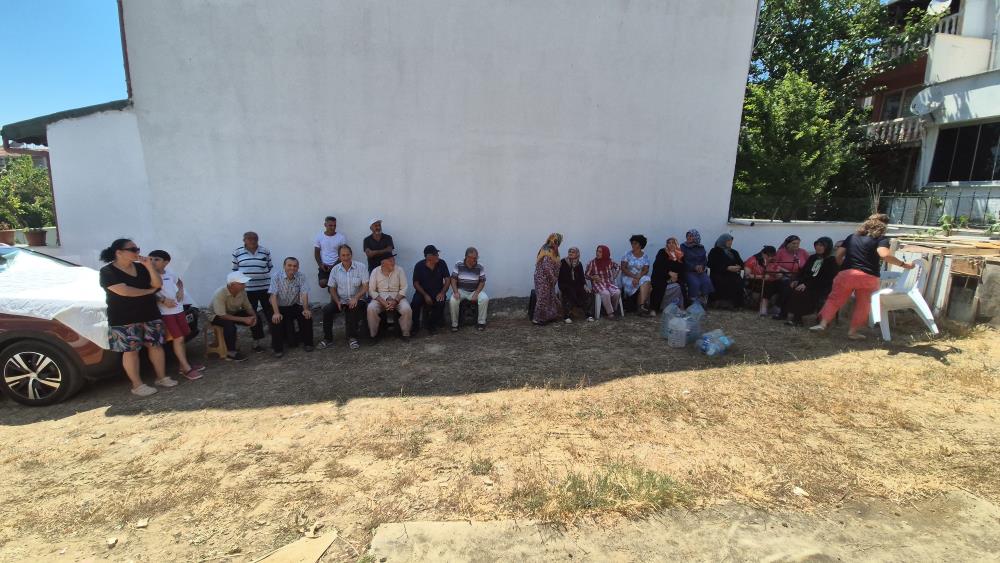 Tekirdağ’da arıtma tesisinin dibinde susuz kalan halk bidonlarla protesto düzenledi