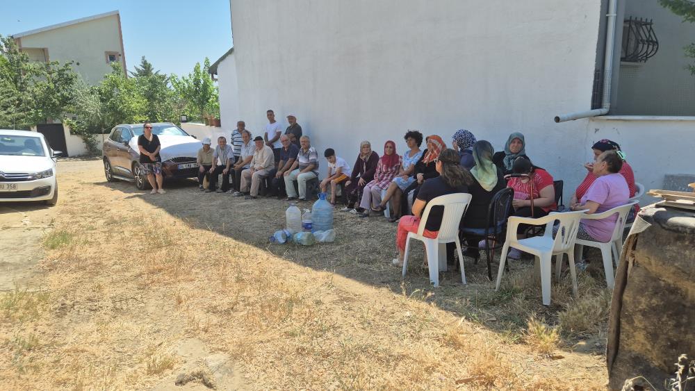 Tekirdağ’da arıtma tesisinin dibinde susuz kalan halk bidonlarla protesto düzenledi