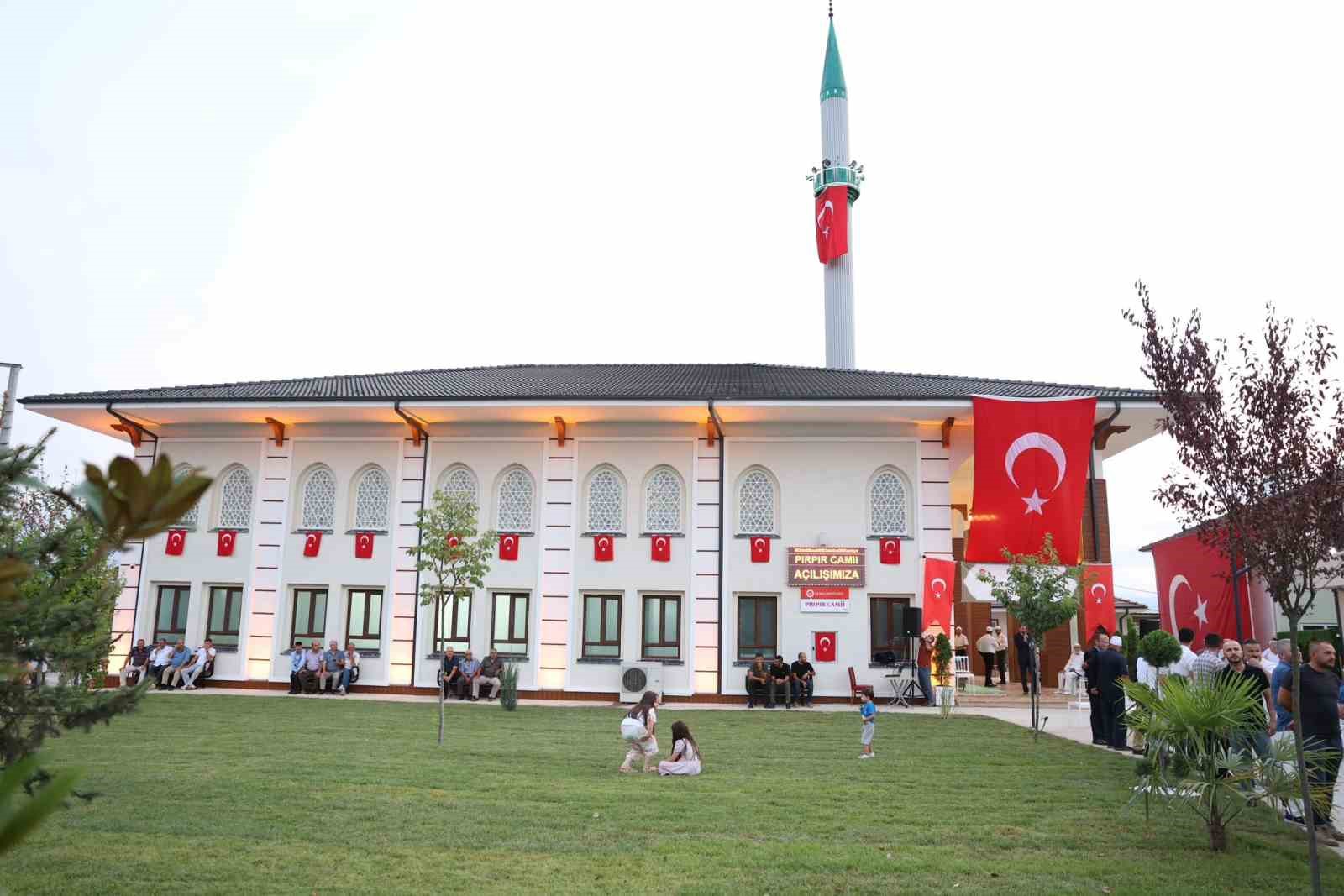 Depremde yıkılan Pırpır Köyü Cami yeniden inşa edilerek ibadete açıldı