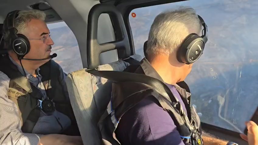 Bakan Uraloğlu, helikopterle yangın bölgesini havadan inceledi