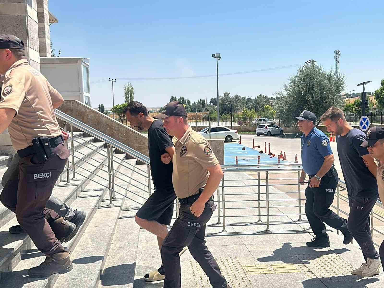 Uşak’ta 2 kişinin hayatını kaybettiği toprak kayması olayında şüpheli 2 kişi tutuklandı
