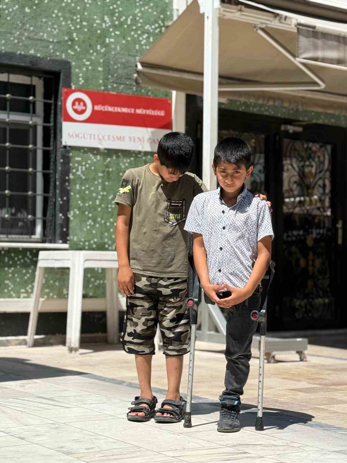 Savaşta tek bacağını kaybeden 8 yaşındaki Suriyeli çocuk arkadaşlarına sabrıyla örnek oluyor