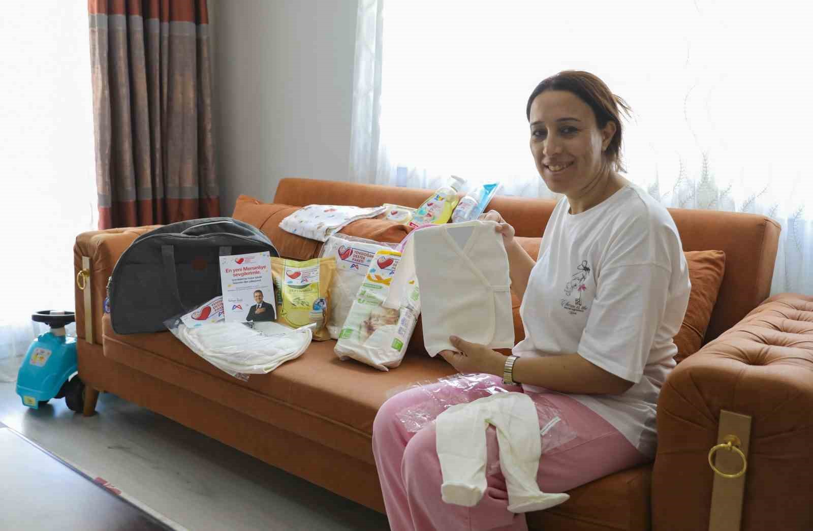 Mersin’de yeni doğan bebeklere ilk hediye belediyeden