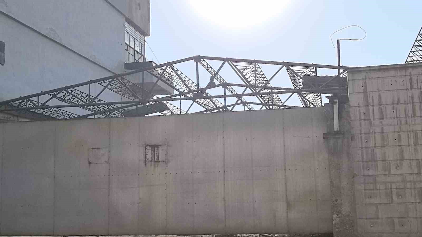 Fabrikanın çatısından düşen işçi ağır yaralandı