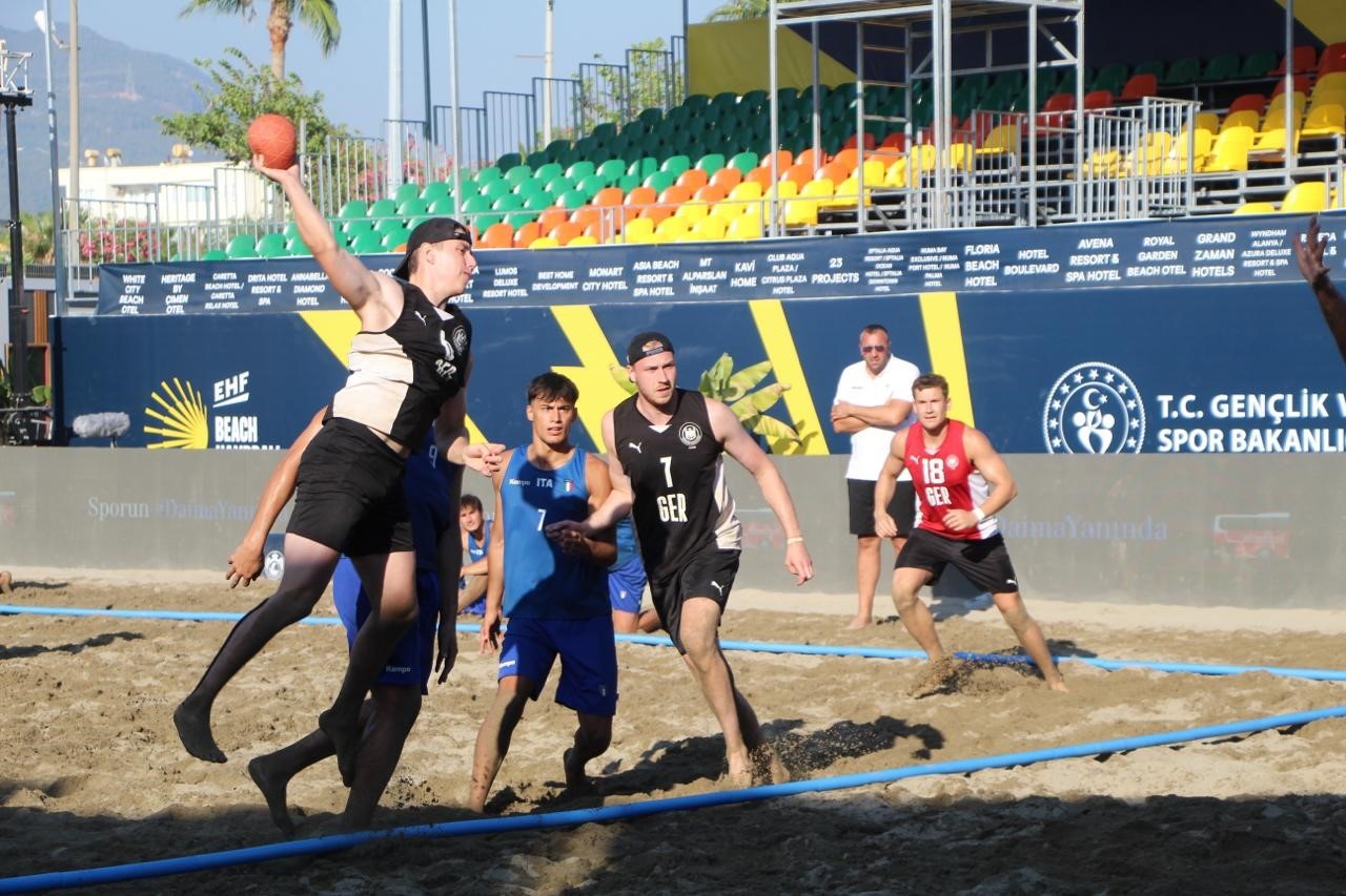 EHF Avrupa Plaj Hentbolu Şampiyonası’nda final heyecanı yaklaşıyor