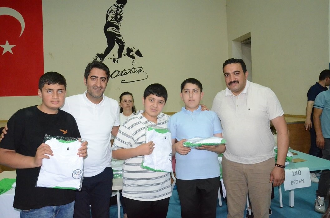 Sarıkamış Belediyesi’nden sporculara forma desteği