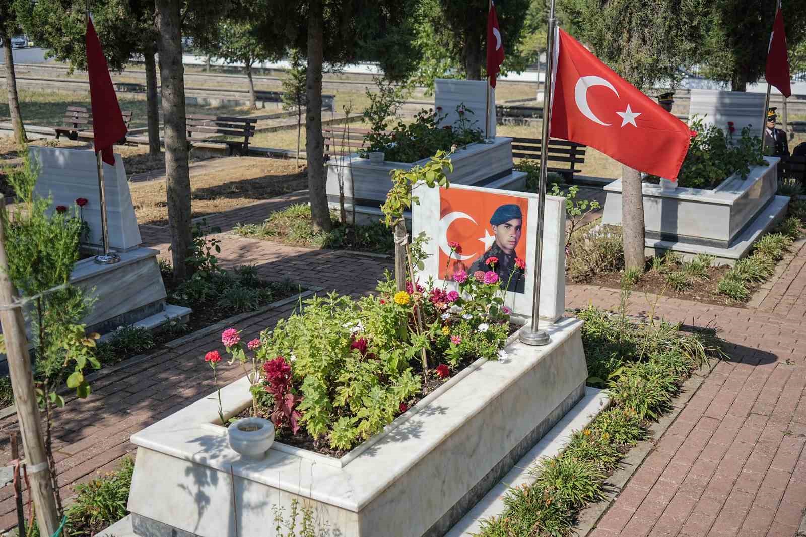 Bursa’da 15 Temmuz anma programları şehitlik ziyaretiyle başladı