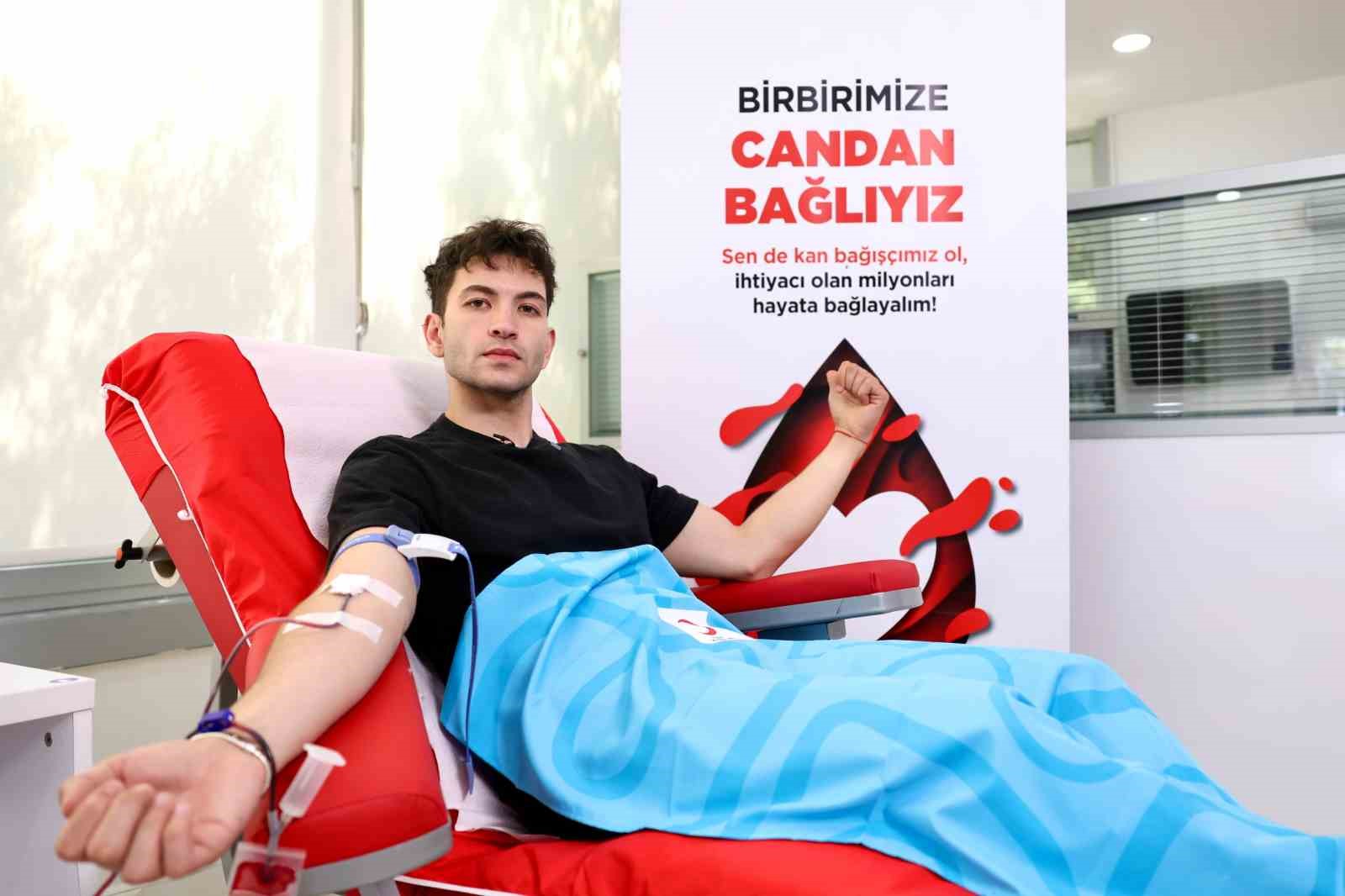 Ünlü isimler Kızılay’a kan verdi, Türkiye’ye çağrıda bulundu
