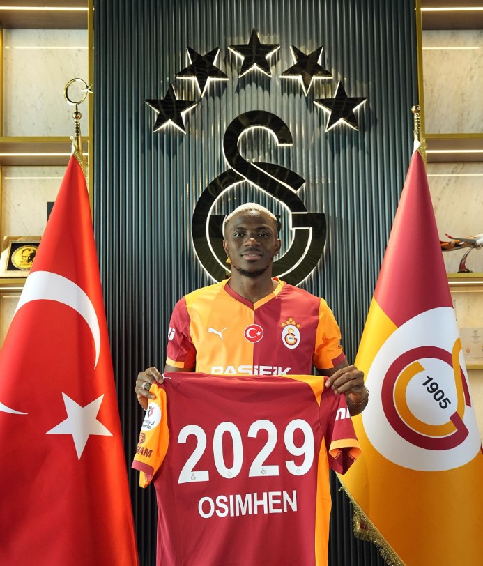 Galatasaray, Osimhen ile 4 yıllık sözleşme imzaladı