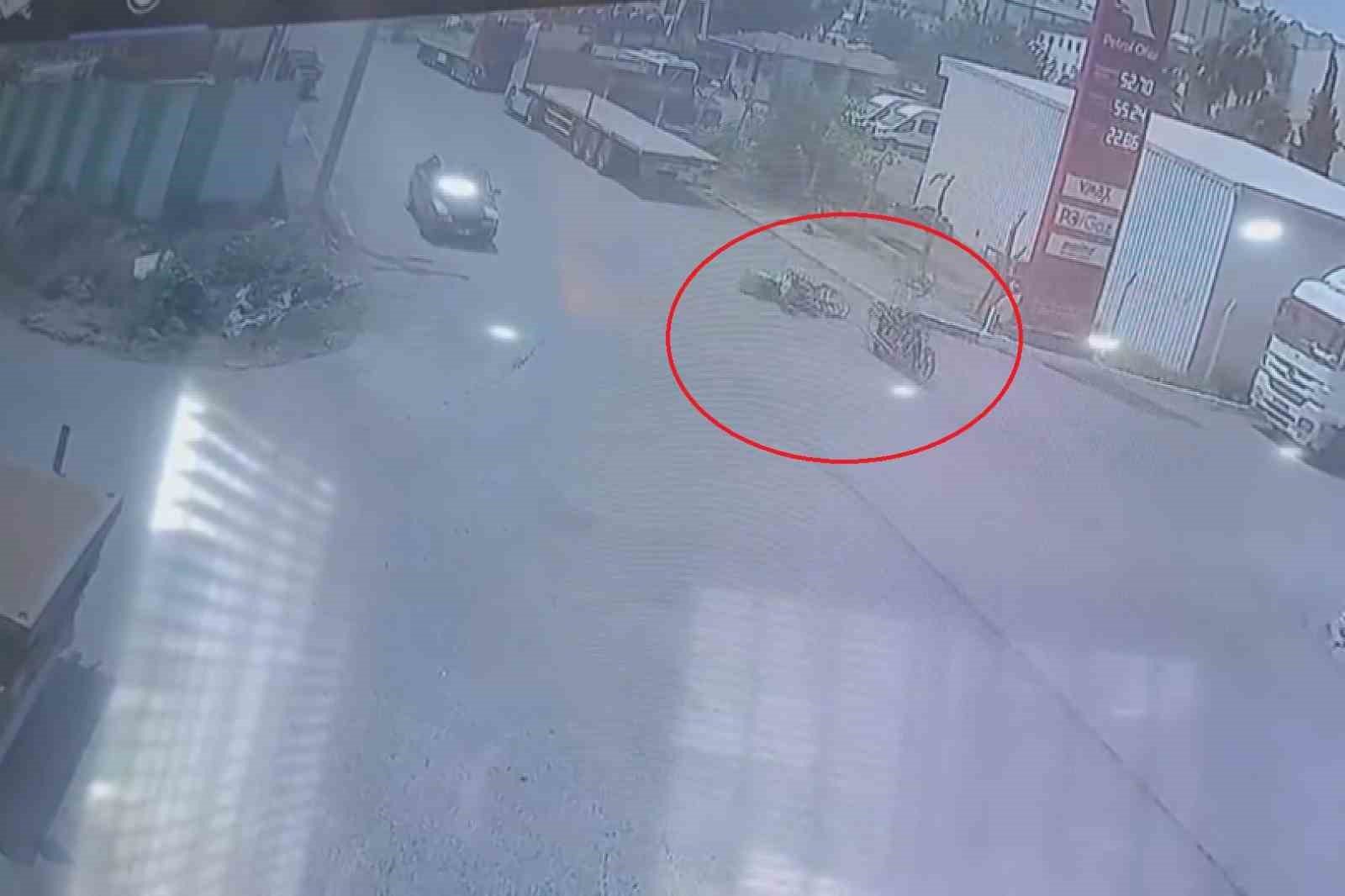 Motosikletlerin çarpışmasıyla yere savruldular