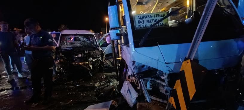 Rize’de minibüs ile hafif ticari araç çarpıştı: 10 yaralı
