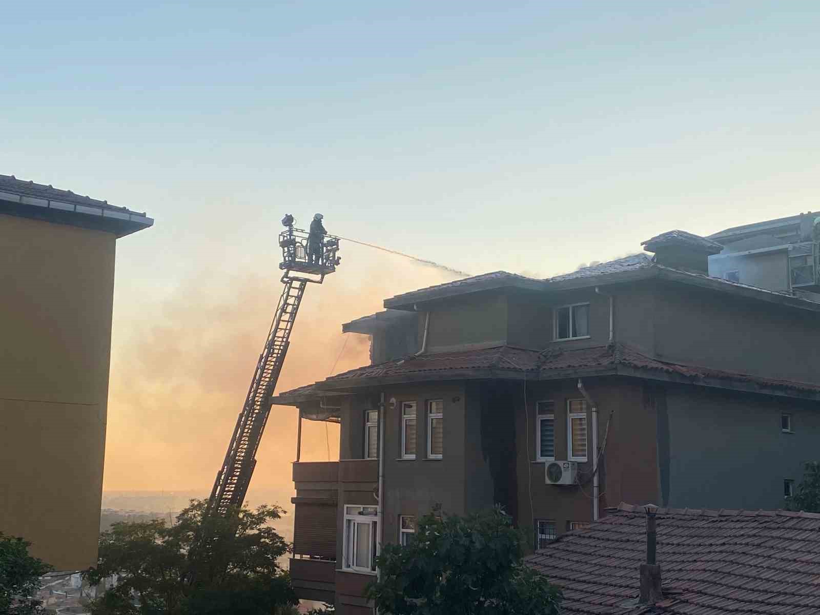 Üsküdar’da 3 katlı binanın çatısı alev alev yandı