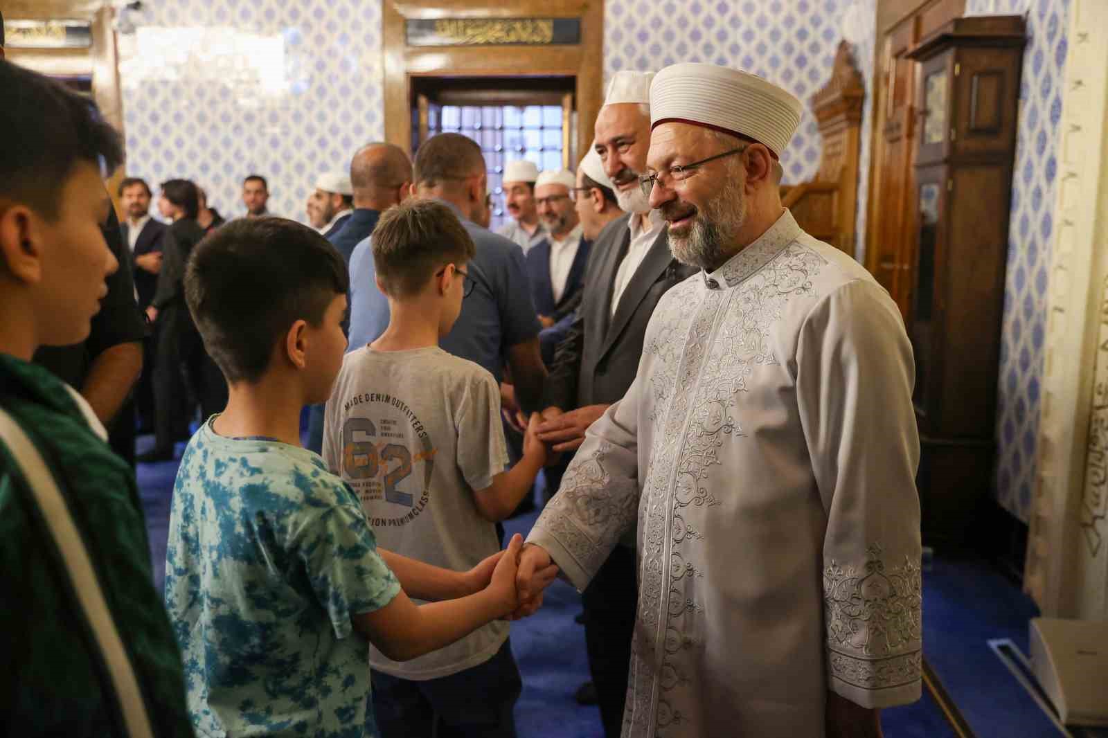 90 bin camide şehitler için dua edildi