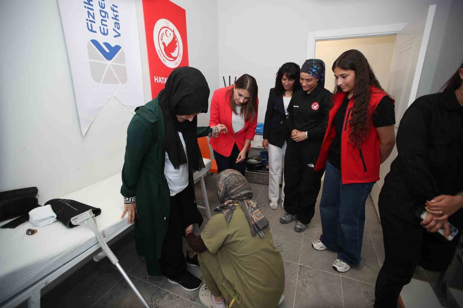 Esra Masatlı, Engelli Sosyal Girişimcilik Merkezi’nde tedavi olan vatandaşlarla bir araya geldi