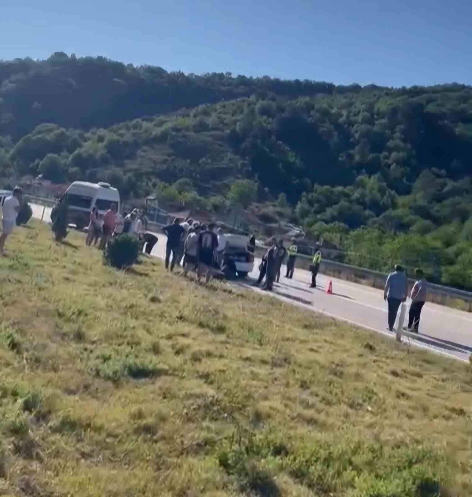 Otomobilin çarptığı motosikletli yola savruldu