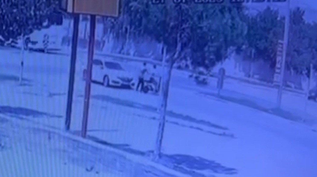 Erzincan’da otomobil ile elektrikli bisikletin çarpışma anı güvenlik kamerasına yansıdı