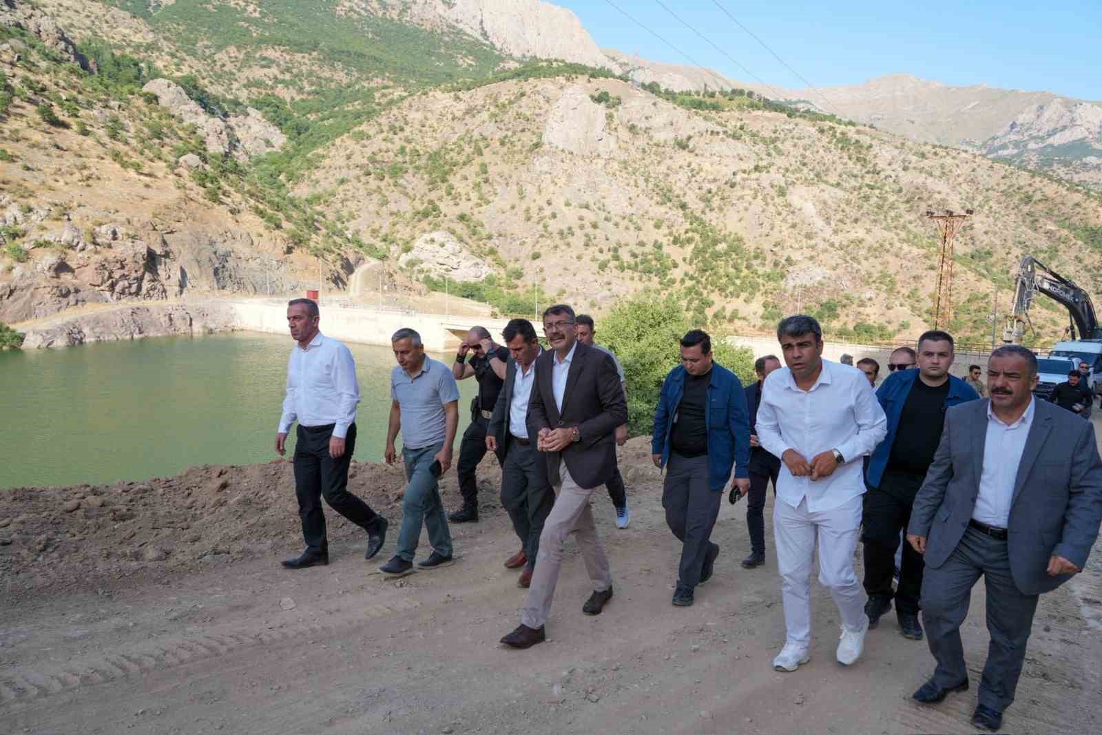 Vali Çelik, Şemdinli’ye bağlı köylerde yol çalışmalarını inceledi