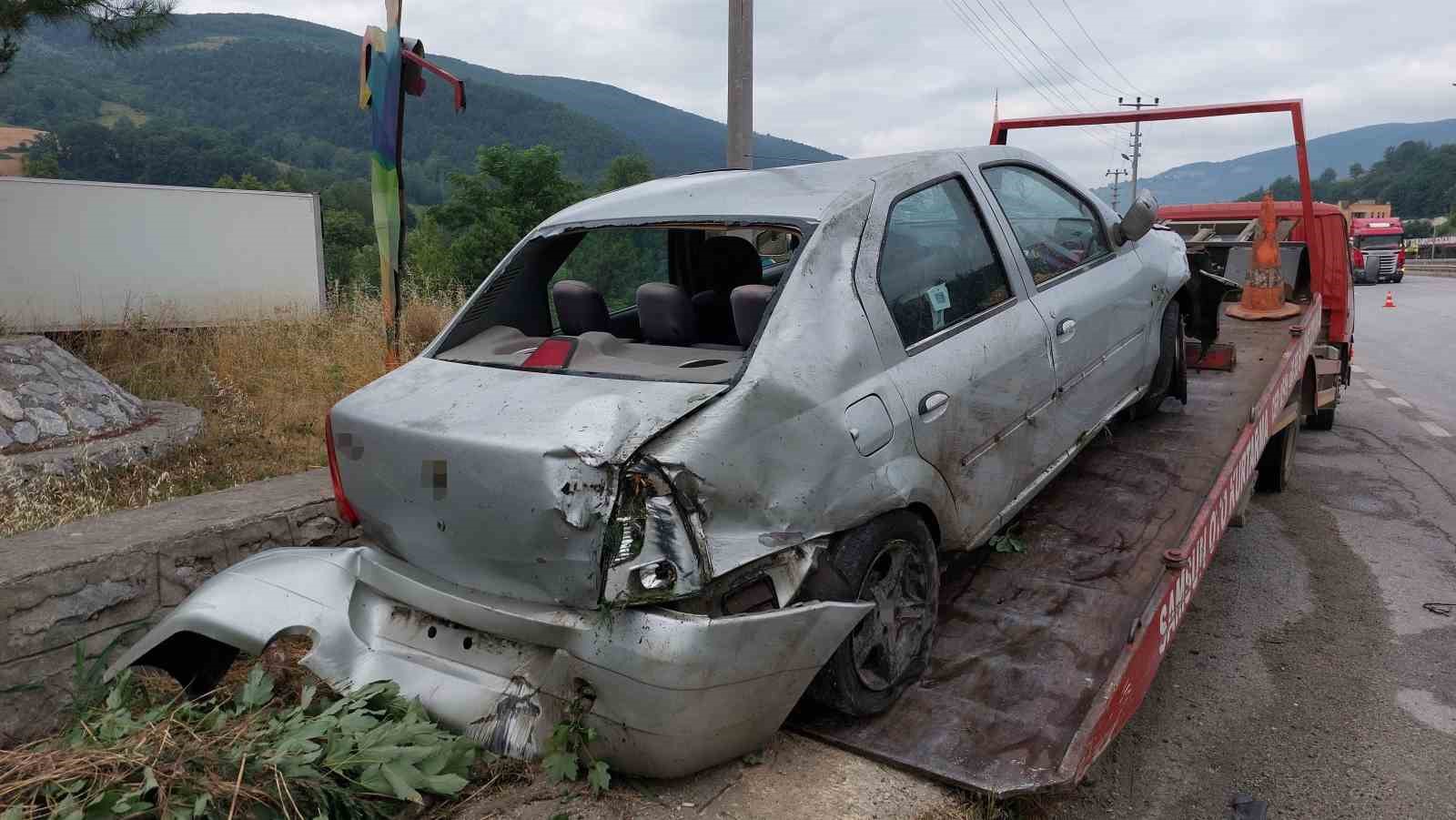 Hurdaya dönen araçtaki 4 kişi emniyet kemeri sayesinde kazayı yara almadan atlattı