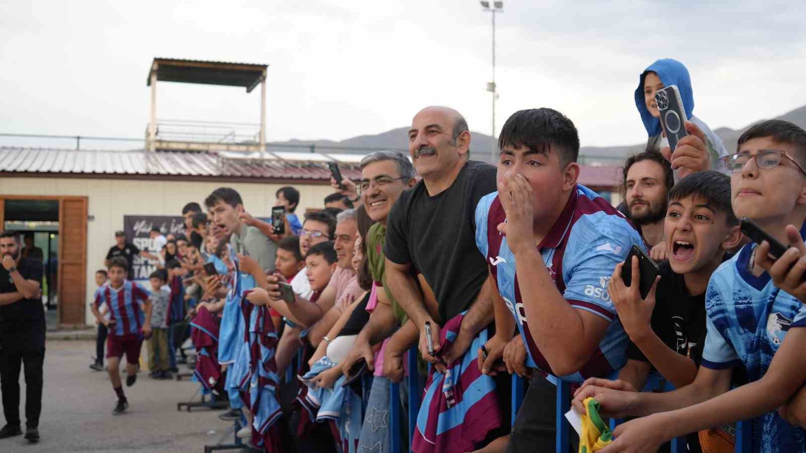 Erzurum’daki üçüncü taraftar buluşmasında Trabzonspor’a yine sevgi seli
