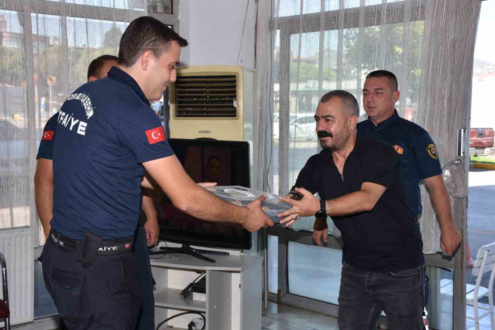 Başkan Zencirci’den ateş savaşçılarına börek ikramı