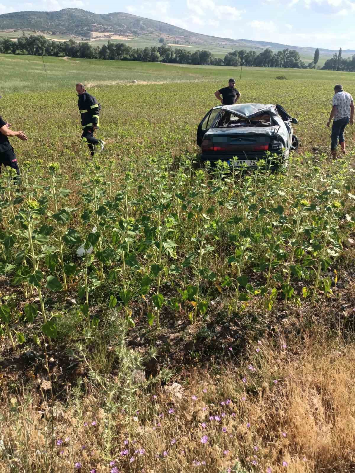Yoldan çıkan otomobil tarlaya uçtu :1 yaralı