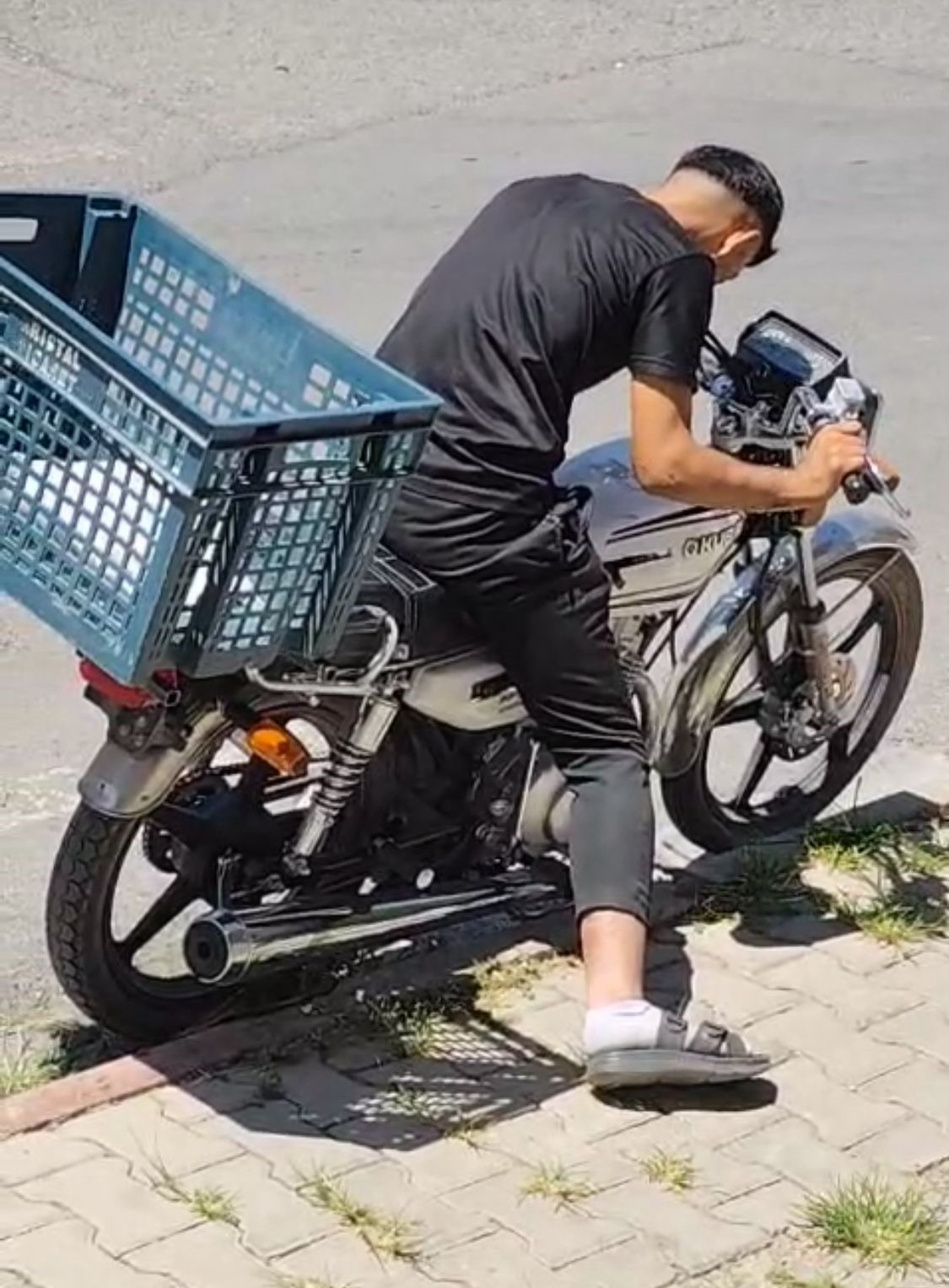 Batman’da uyuşturucu kullanan gençler sokak ortasında baygın halde görüntülendi