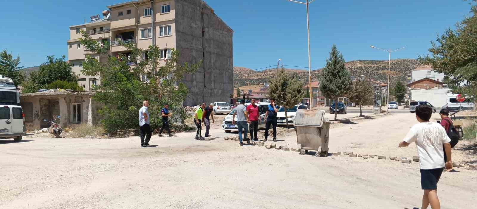 Vatandaşlardan tozlu yol eylemi