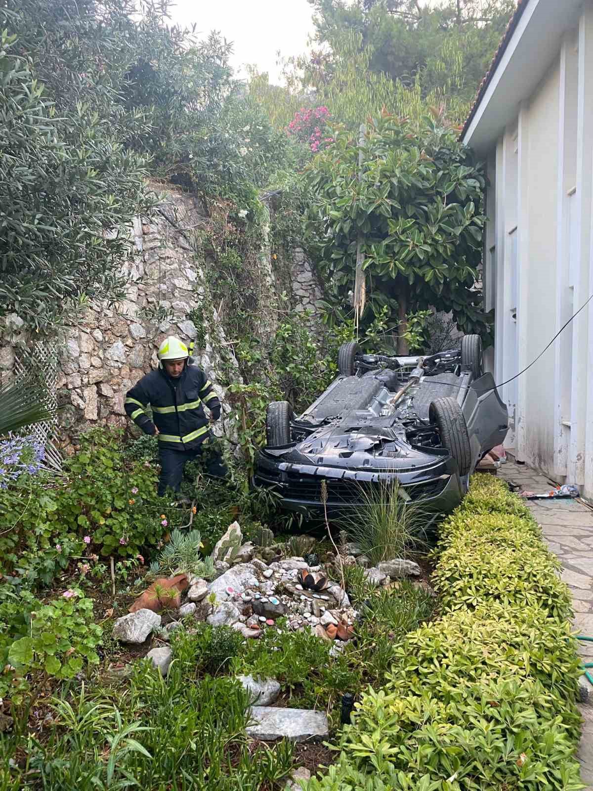 Marmaris’te otomobil evin bahçesine uçtu: 1 ölü, 4 yaralı