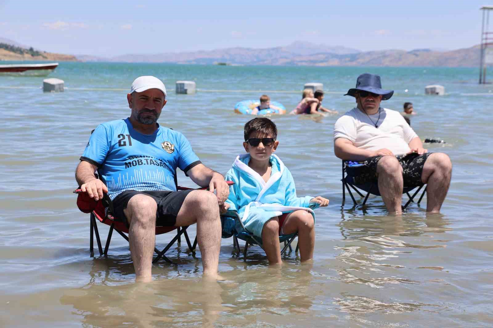 Tatilciler Ege sahillerini aratmayan Hazar Gölü’ne akın etti