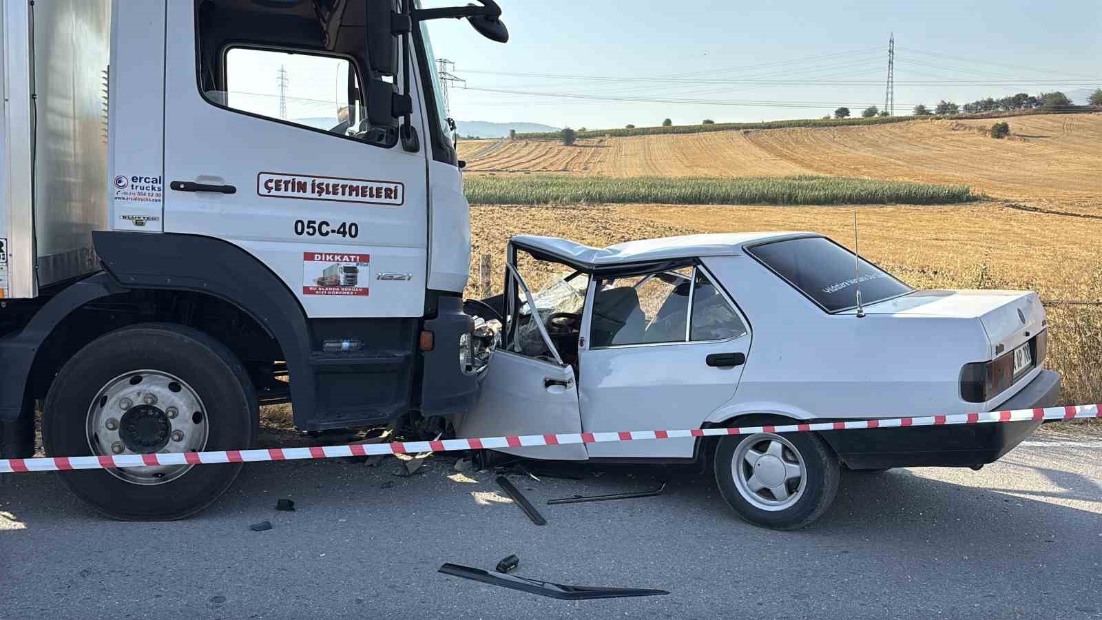 Bolu’da kamyonla çarpışan Fiat Tofaş hurdaya döndü: 1’i ağır 2 yaralı