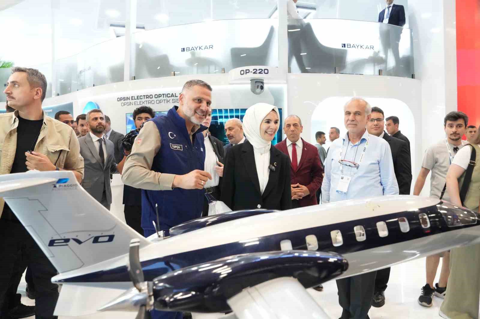 Aile ve Sosyal Hizmetler Bakanı Mahinur Özdemir Göktaş, IDEF 2025’i ziyaret etti