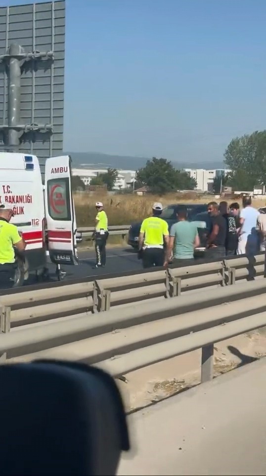 Bursa’da 3 aracın karıştığı zincirleme kaza kamerada