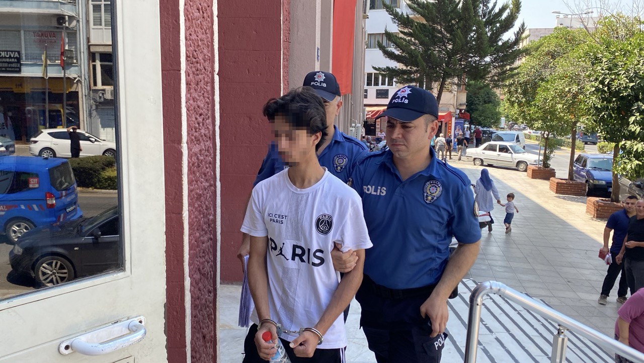 Şüphelinin kız kardeşi gazetecilere ’al bunu da çek’ diyerek el hareketi çekti